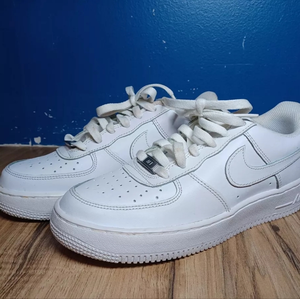 Nike Air Force One Sz US Kids 6Y-Wmns 5.5-Triple White Low Cut Shoes - Picture 4 of 6